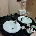 罗桑洛酒店 3* 安特克拉